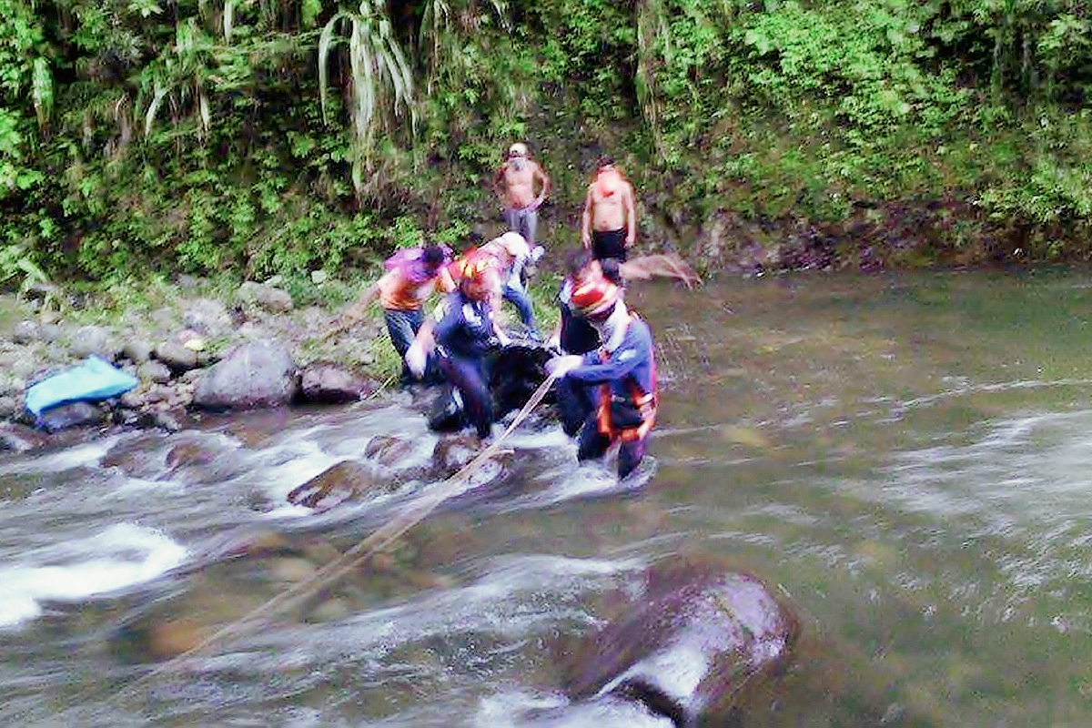 Rescatistas sacan cadáver de mujer del río Pajapa. (Foto Prensa Libre: Alexánder Coyoy)