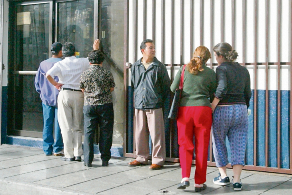 Los bancos abrirán las agencias ubicadas en centros comerciales. (FOTO PRENSA LIBRE: JORGE CASTILLO)