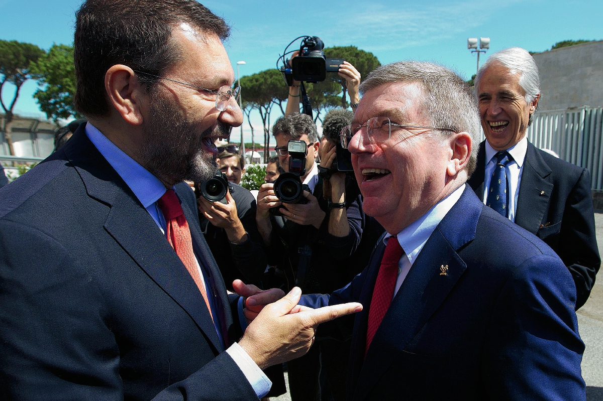 El presidente del Comité Olímpico Internacional Thomas Bach, junto al alcalde de roma Ignazio Marino. (Foto Prensa Libre: AP)