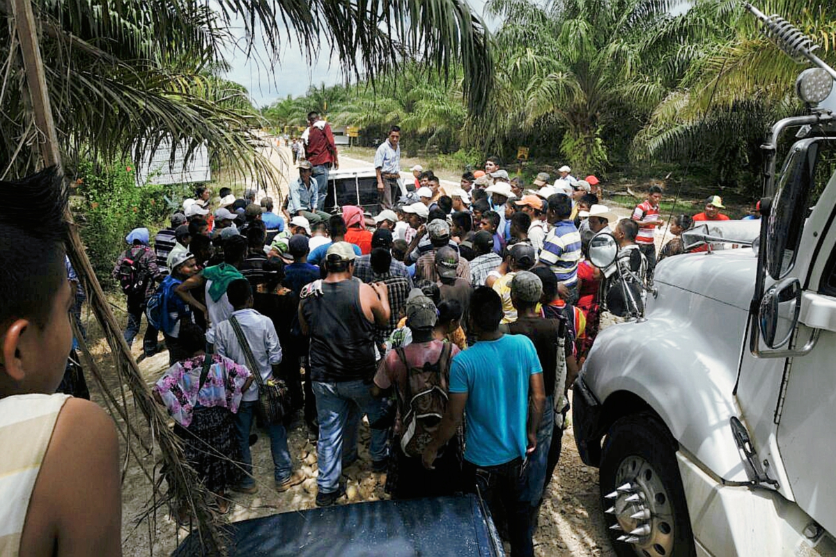 Pescadores implementaron el bloqueo el lunes por la tarde. (Foto Prensa Libre: Rigoberto Escobar)