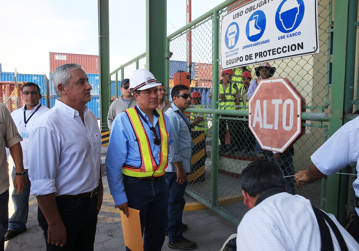 Cinco puertas fueron cerradas en Puerto Quetzal por varias dudas. (Foto Prensa Libre: Presidencia)