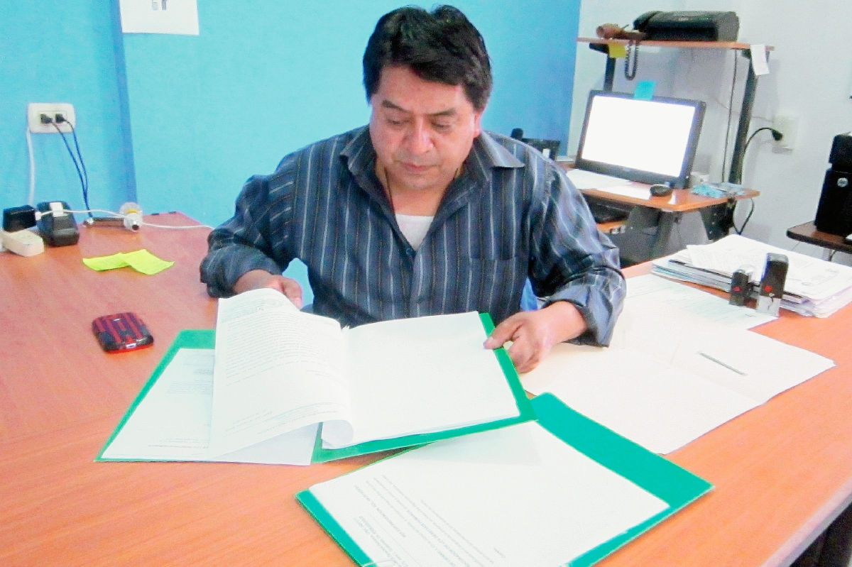 Ovidio Paz Baal, auxiliar del Procurador de los Derechos Humanos, recibe denuncia contra alcalde de Santa Cruz La Laguna, Sololá. (Foto Prensa Libre: Ángel Julajuj)