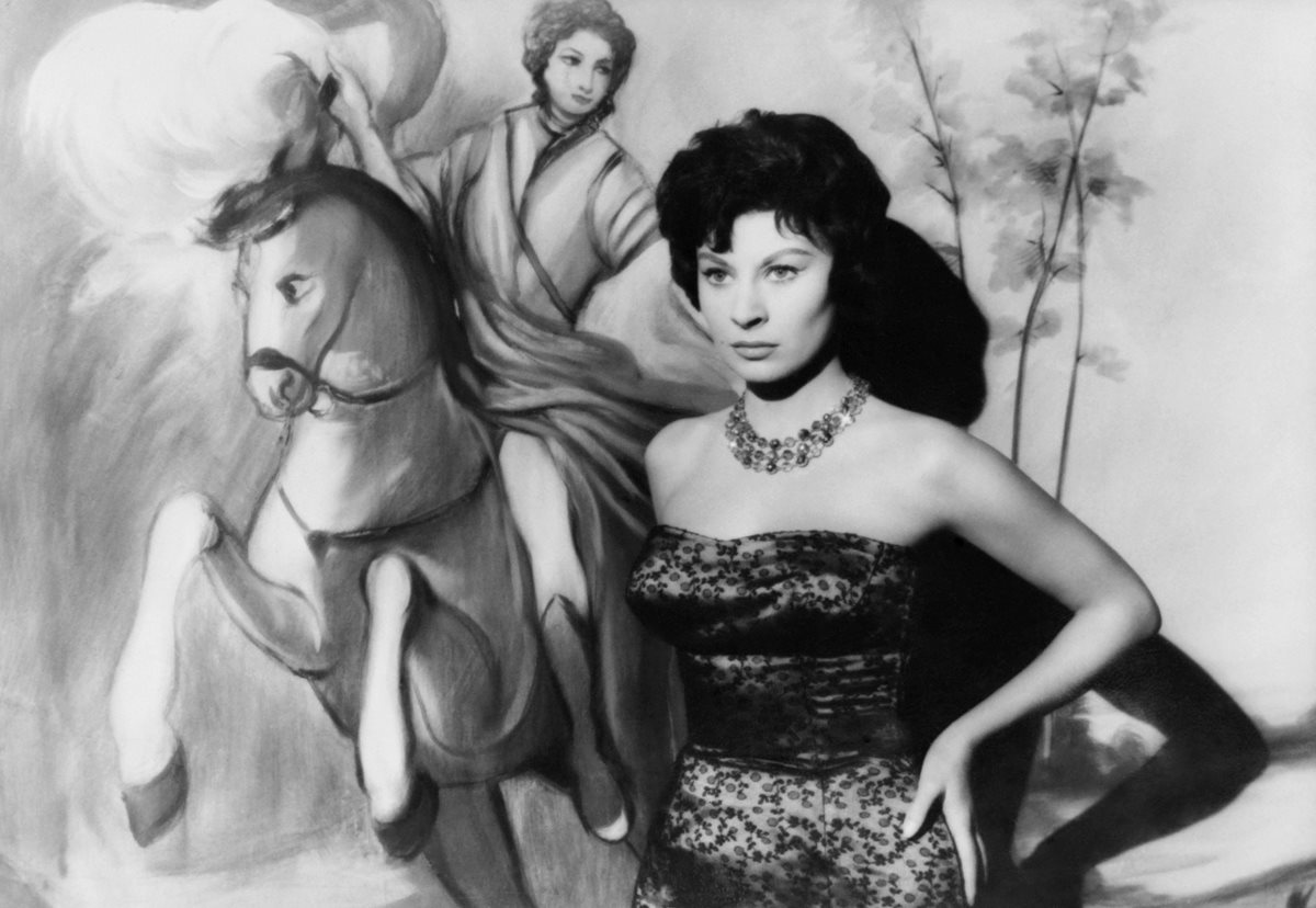 La actriz francesa Magali Noël durante un rodaje en en 1958. (Foto Prensa Libre: AFP)