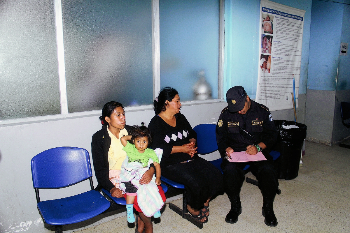 La suegra de la víctima atacada con machete da informacion de lo ocurrido a un agente de la PNC en el Hospital Nacional de Jalapa. (Foto Prensa Libre: Hugo Oliva)