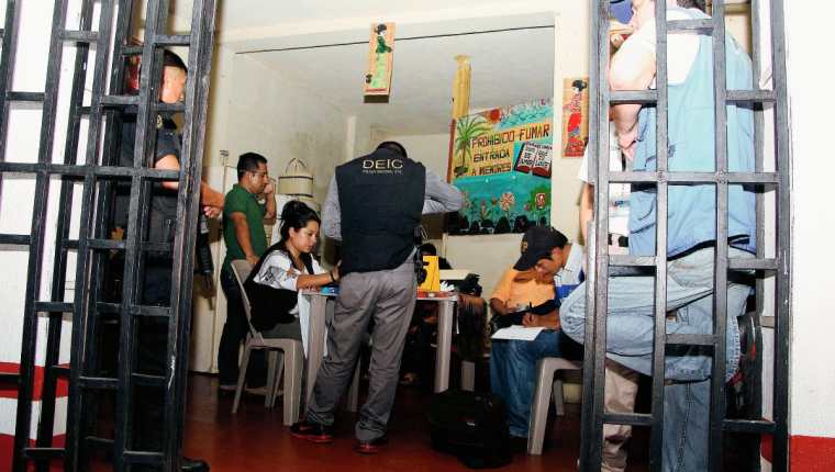 Autoridades allanan  un negocio en busca de menores víctimas de explotación sexual y laboral, en Retalhuleu. (Foto Prensa Libre: Rolando Miranda)