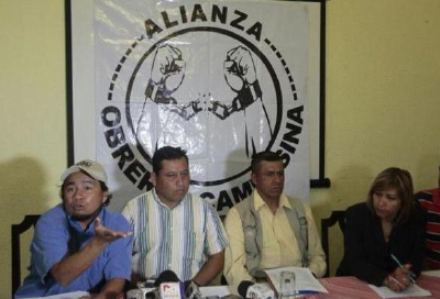 Representantes de  la Alianza Obrera Campesina durante la conferencia de prensa. (Foto Prensa Libre: Álvaro Interiano)