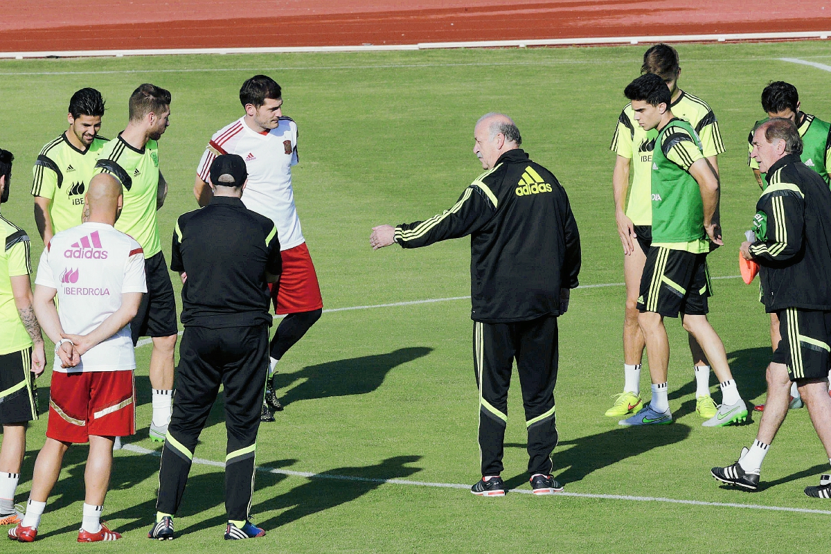 El seleccionador de España, Vicente del Bosque da instrucciones a los jugadores de la selección española de futbol. (Foto Prensa Libre: EFE)