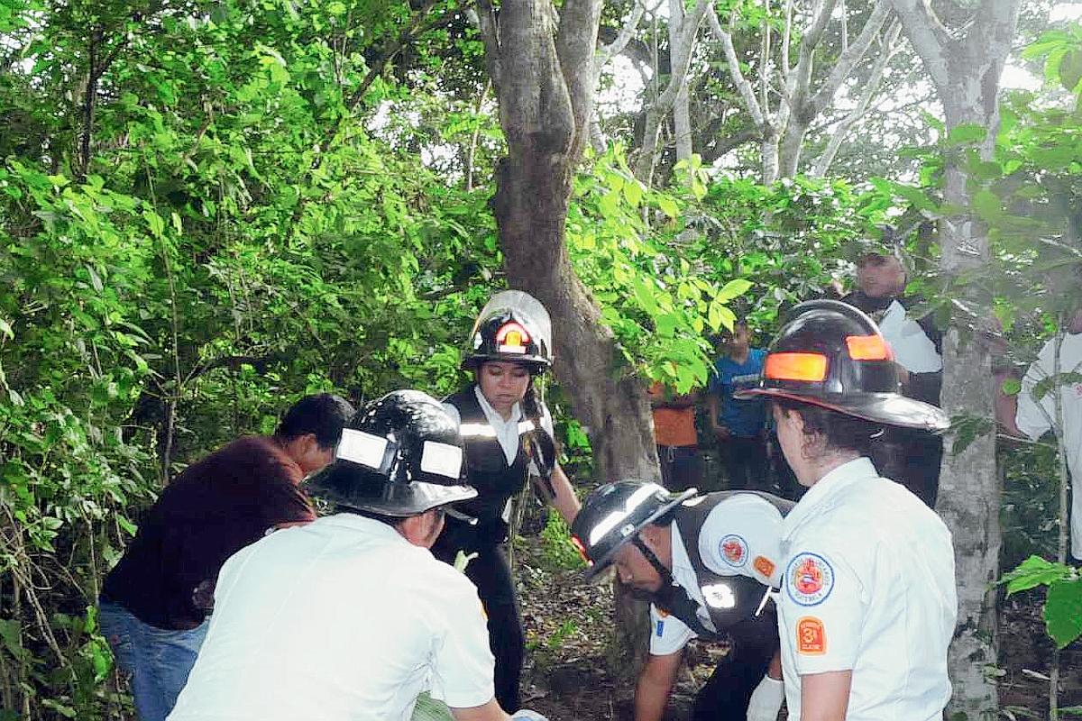 Socorristas rescatan  los cadáveres hallados en un barranco, en la aldea San Juan Arana, Cuilapa, Santa Rosa. (Foto Prensa Libre: Oswaldo Cardona)
