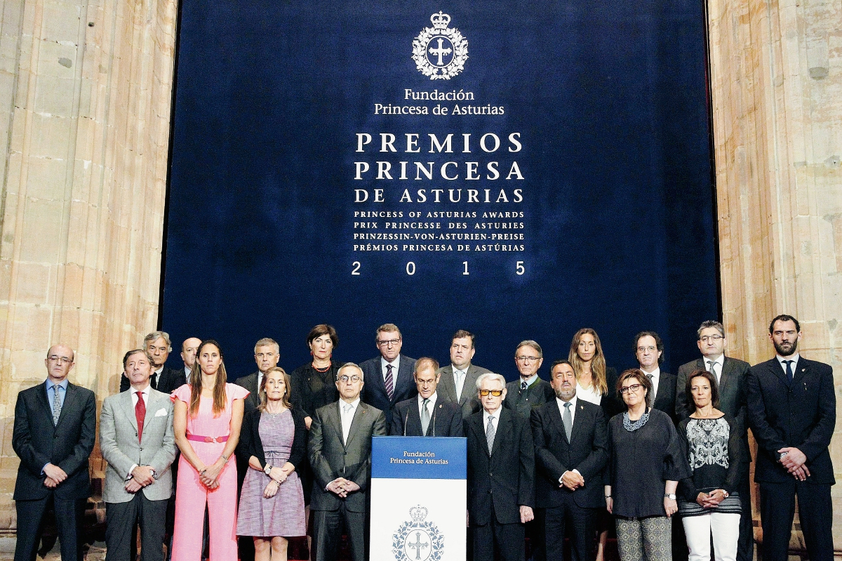 El jurado del Premio Princesa de Asturias de los Deportes 2015, posa durante el acto en el que otorgó hoy a los hermanos y jugadores de baloncesto Pau y Marc Gasol. (Foto Prensa Libre: EFE)