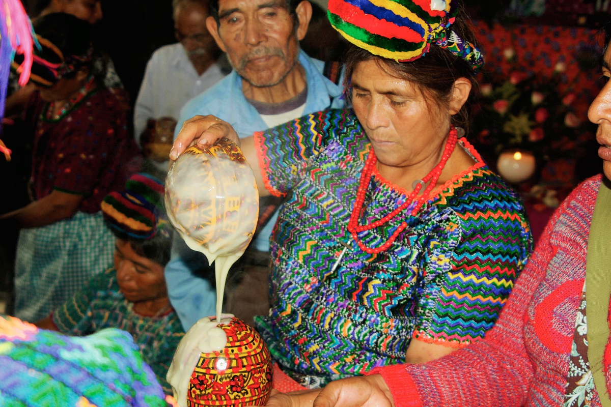 El Chilate es una bebida tradicional de Rabinal, Baja Verapaz, elaborada con maíz y cacao. (Foto Prensa Libre: Carlos Grave)