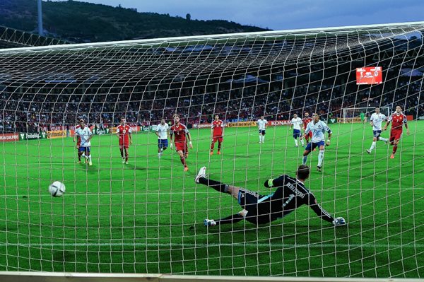 Cristiano Ronaldo consigue el primer gol ante Armenia. CR7 fue la figura de portugal al convertir un triplete. (Foto Prensa Libre: AP)