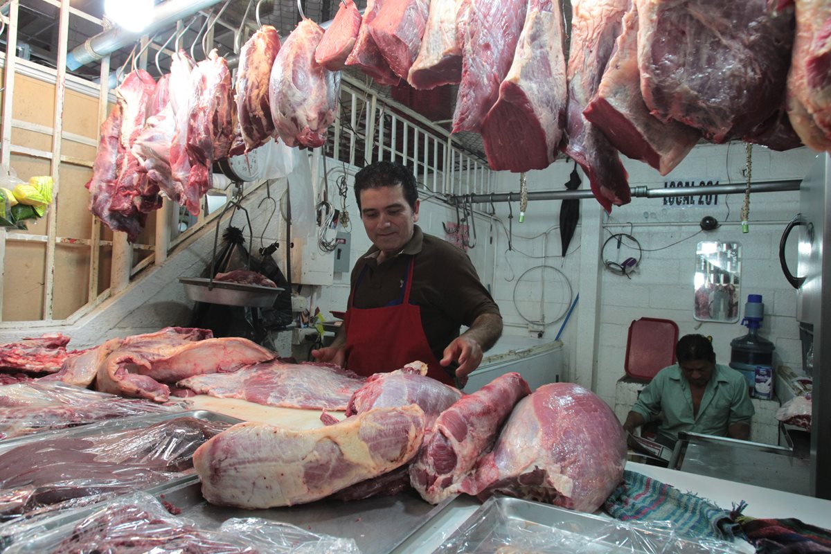 Consumidores pagaron este fin de semana hasta Q36 por una libra de carne; eso es elevado, tomando en cuenta que ese precio se aplica a cortes populares. (Foto Prensa Libre: Esbin García)