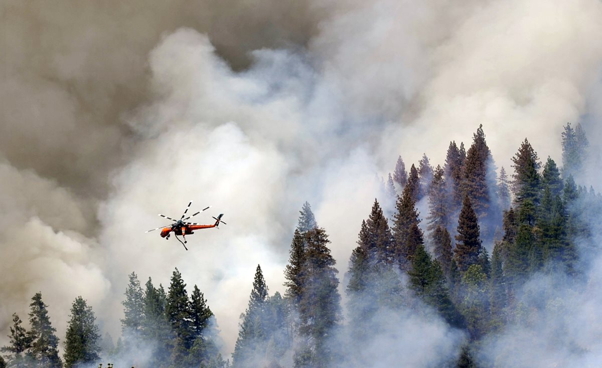 <em>El fuego que arde cerca de las pequeñas comunidades arboladas de Bass Lake y Cascadel Woods, al norte de Fresno, California, está controlado apenas en 5%. (Foto Prensa Libre: AP).</em>