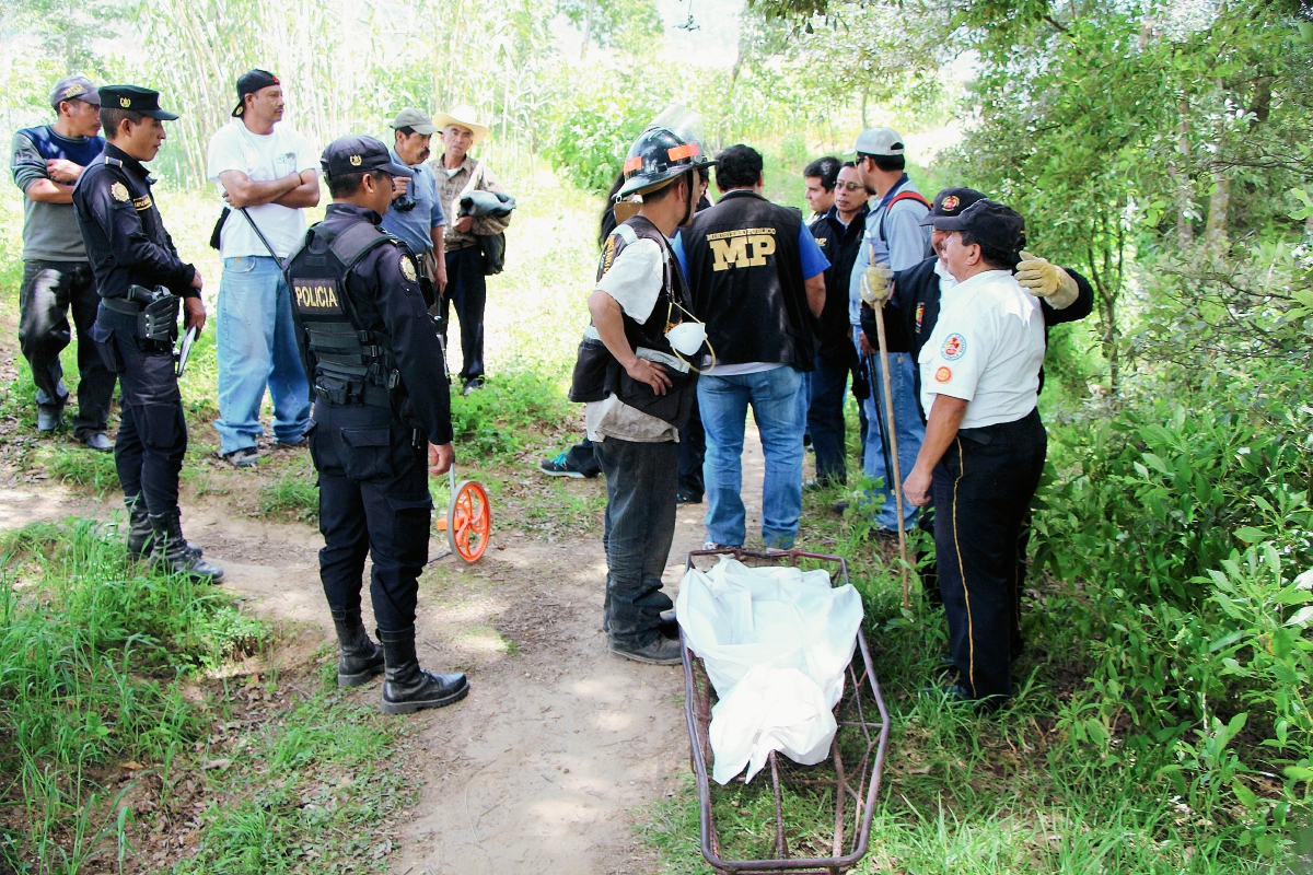 Vecinos del paraje Chituc, de la cabecera de Totonicapán,  hallaron partes del  cuerpo de una persona en el fondo de un barranco  de unos 75 metros. (Foto Prensa Libre: Édgar Domínguez)