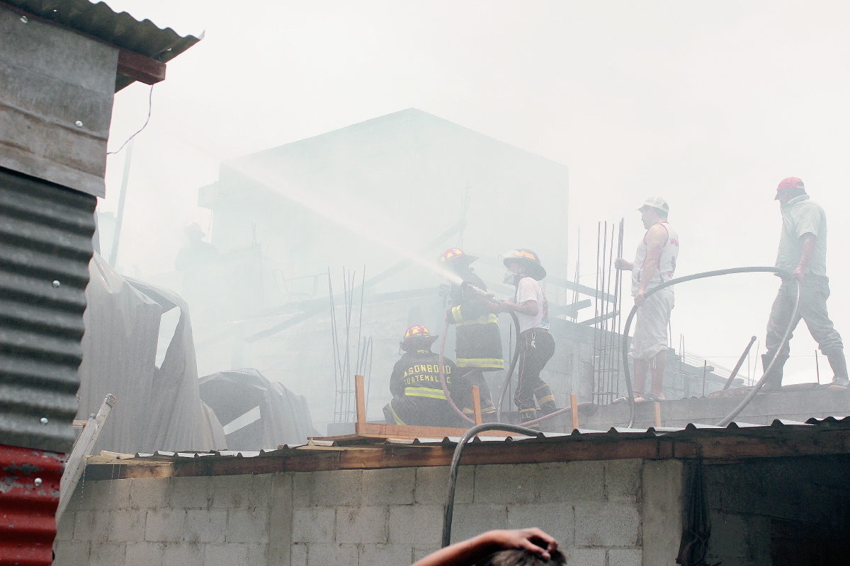 Socorristas sofocan incendio en San Pedro Sacatepéquez, San Marcos. (Foto Prensa Libre: Aroldo Marroquín)