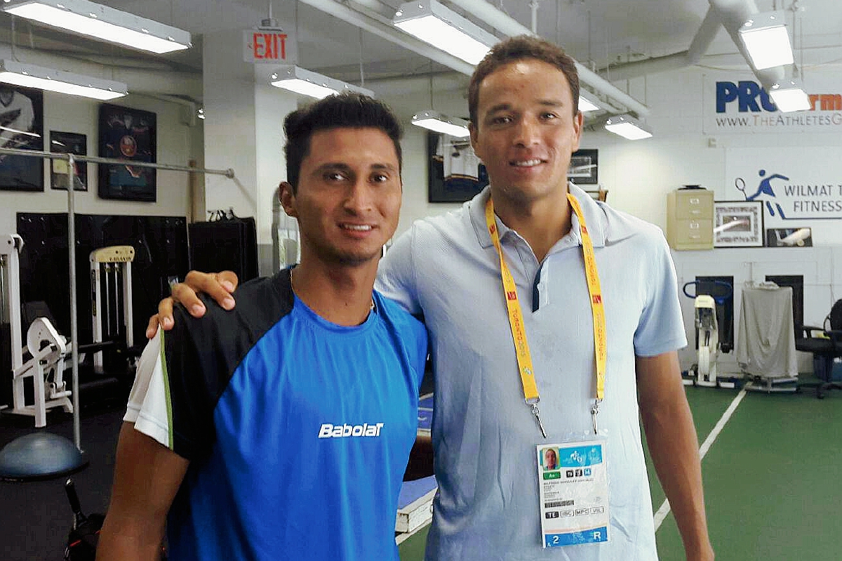 Christopher Díaz y Wilfredo González luego de finalizar sus encuentros en el centro canadiense de Tenis. (Foto Prensa Libre: Cortesía COG)