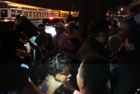 El reportero Edwin Pitán, de Prensa Libre, es agredido por Mardoqueo Ajqui, guardaespaldas del vicepresidenciable Edgar Barquín. (Foto Prensa Libre: Hemeroteca PL)