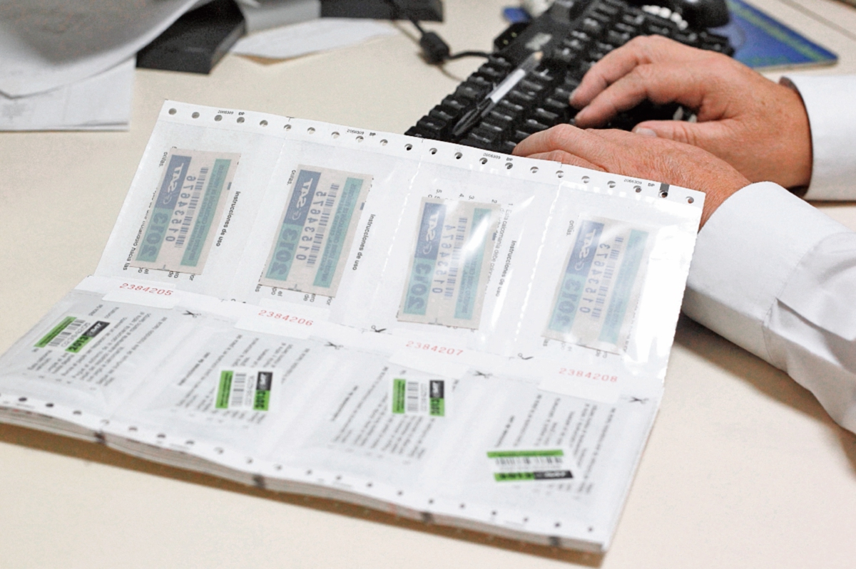 Los conductores deben imprimir el formulario en Declaraguate y realizar el pago en un banco del sistema. (Foto Prensa Libre: Oscar RIVAS)