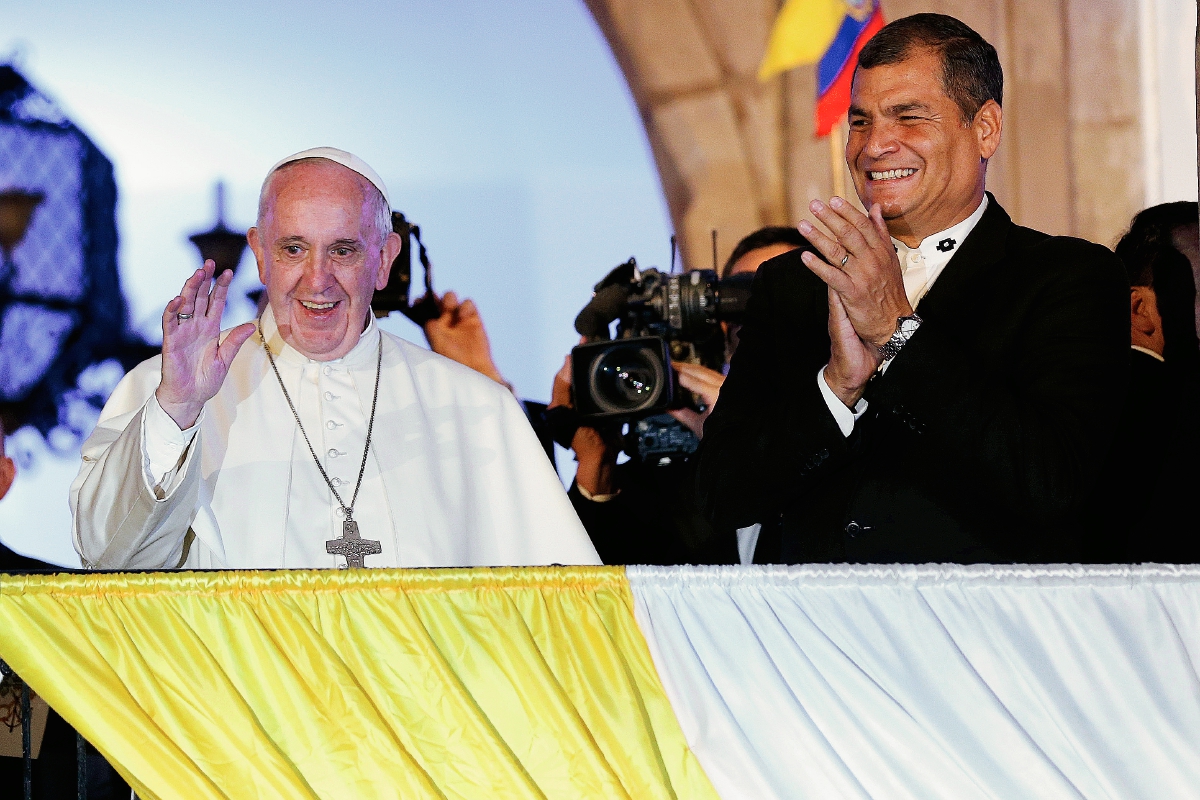 El papa Francisco saluda a los fieles junto al presidnete de Ecuador, Rafael Correa. (Foto Prensa Libre: AP).