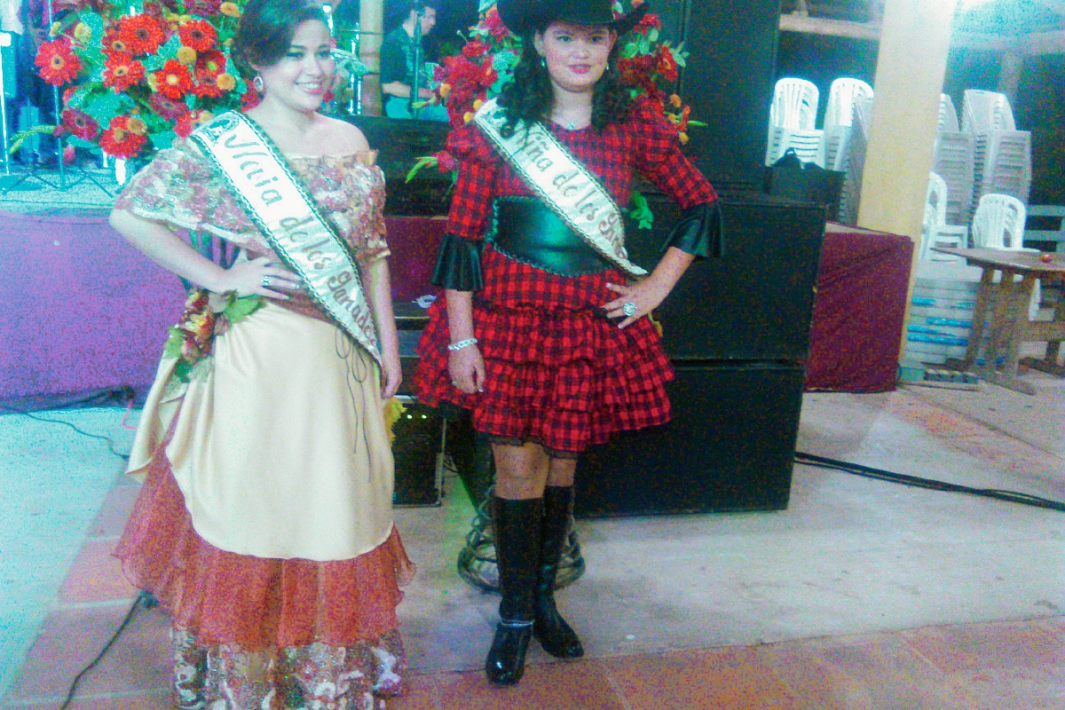 Las dos reinas electas, durante su presentación en La Casona del Parque Ecológico Los Laureles, en la ciudad de Chiquimula.  (Foto Prensa Libre: Edwin Paxtor)