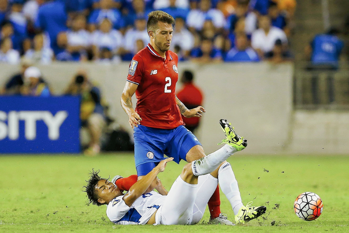 Dustin Corea —abajo— de El Salvador ante Francisco Calvo de Costa Rica. (Foto Prensa Libre: EFE)
