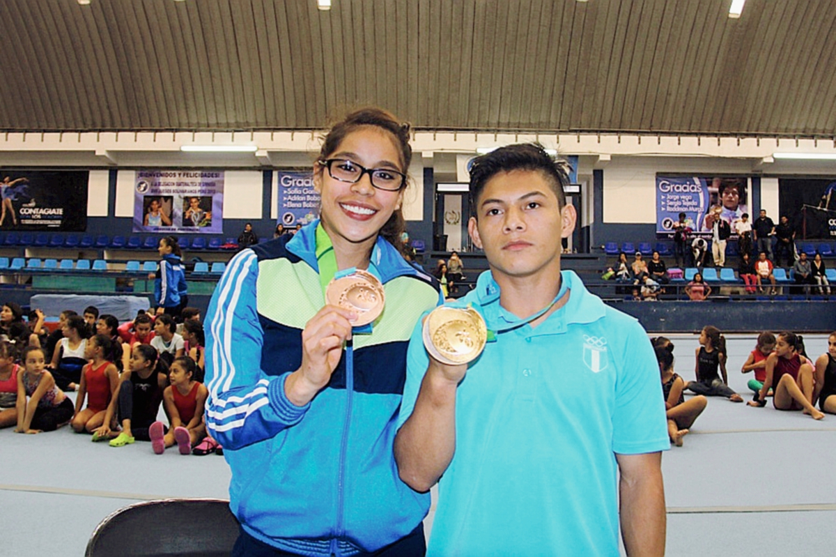 Jorge Vega y Sofía Gómez, muestran las medallas ganadas en Toronto 2015. (Foto Prensa Libre: Cortesía CDAG).