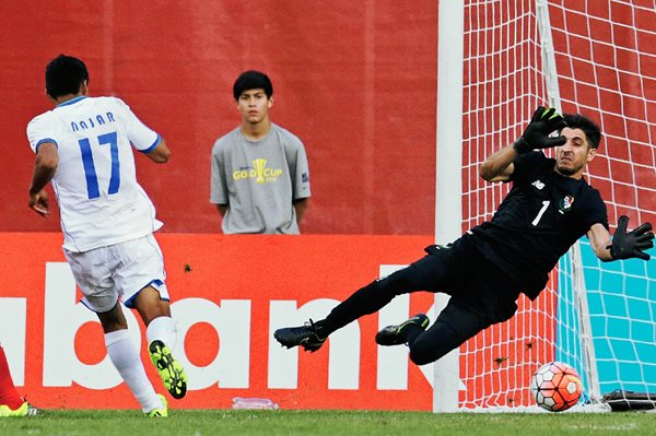Jaime Penedo —portero de Panamá— no puede hacer nada para evitar el tanto del empate de Najar (Foto Prensa Libre: AP)