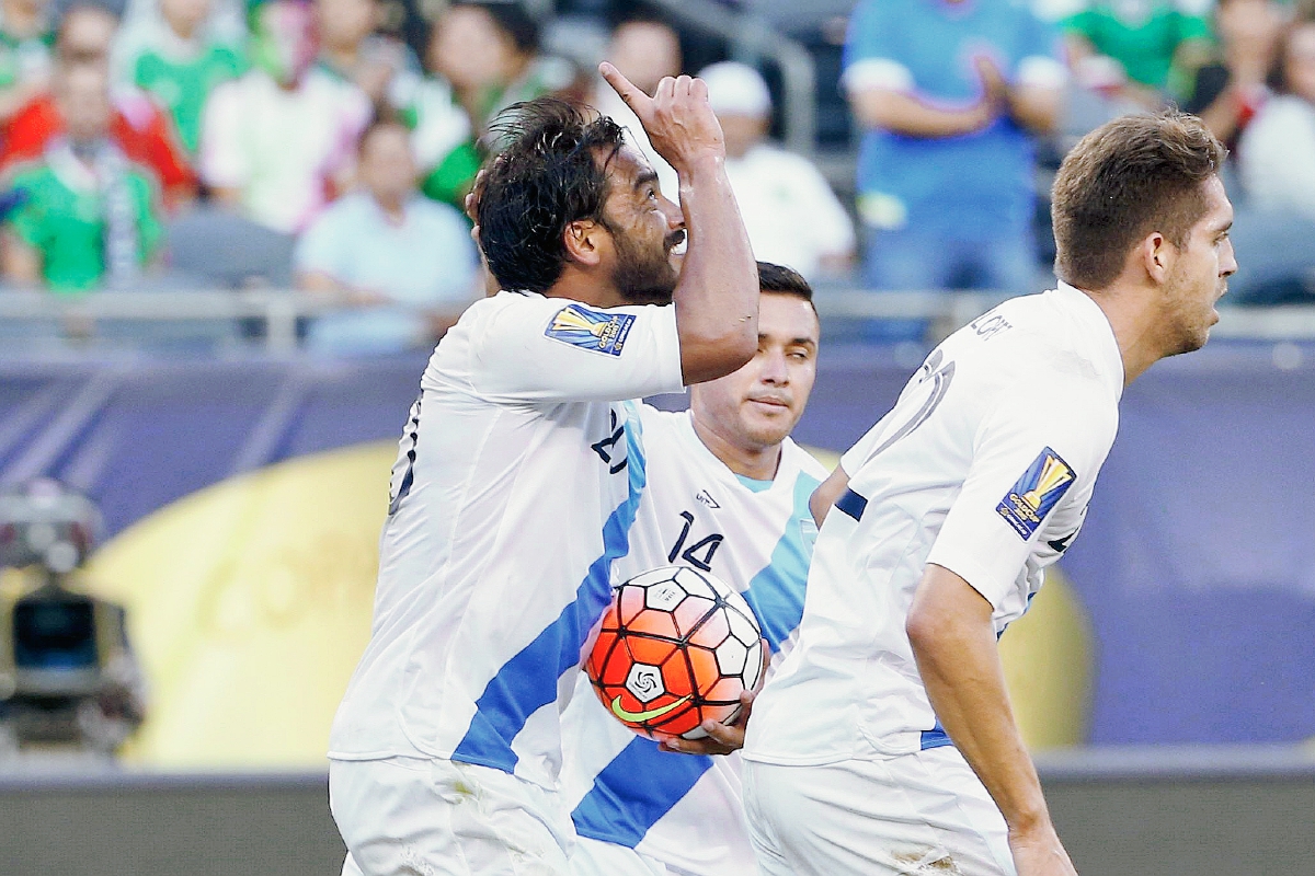 De la mano del delantero, Carlos Ruiz la Bicolor buscará avanzar a la siguiente ronda. (Foto Prensa Libre: EFE)