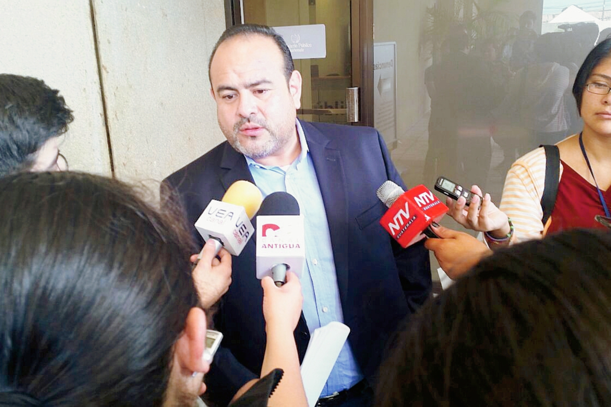 Rafael Maldonado, representante de Calas, explica los delitos por los que se denuncia al exministro de Energía y Minas.