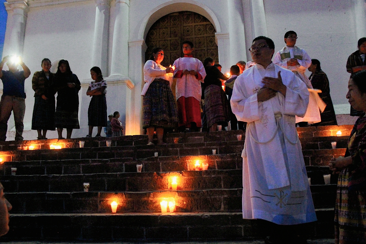 La vigilia se llevó  a cabo en el atrio de la catedral de la cabecera. (Foto Prensa Libre: Óscar Figueroa)
