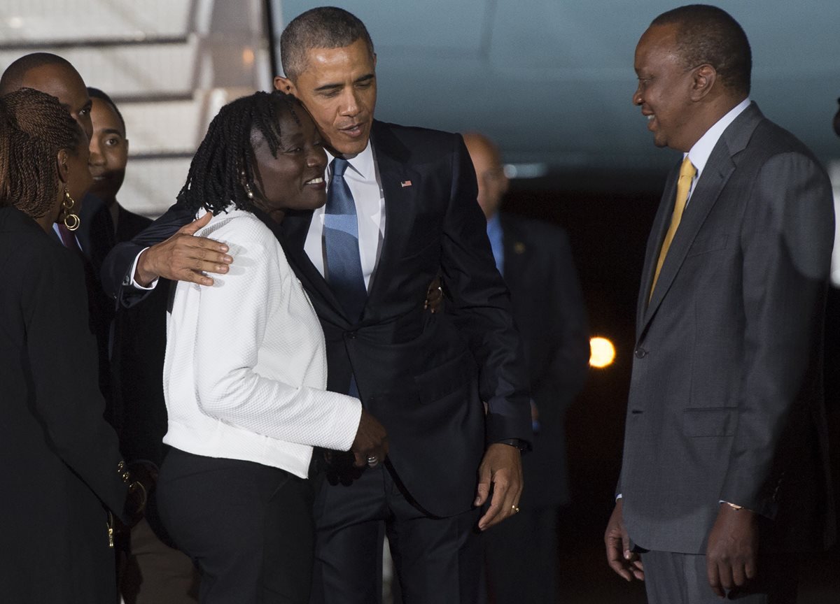 <em>Barack Obama saluda a su hermanastra Auma Obama junto al presidente keniano Uhuru Kenyatta, a su llegada al Aeropuerto Internacional de Kenyatta en Nairobi el 24 de julio del 2015. (Foto Prensa Libre: AFP).</em>
