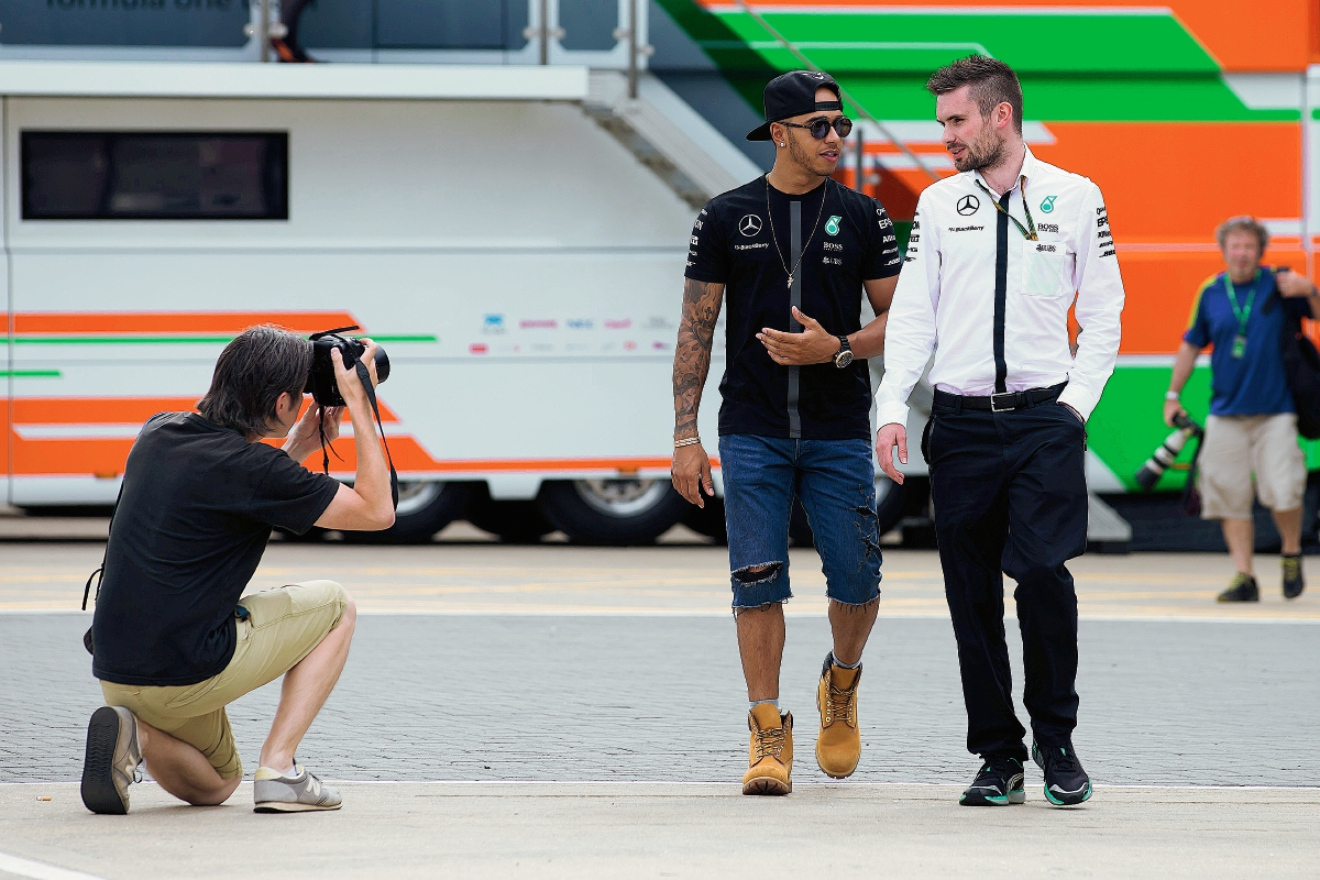 Lewis Hamilton en el área de entrenamientos del GP de Gran Bretaña. (Foto Prensa Libre: AP)