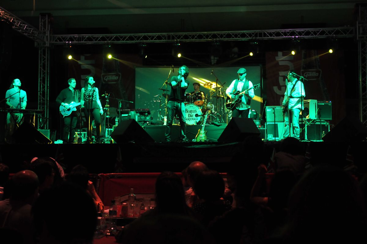 Ocho bandas guatemaltecas intepretaron los grandes éxitos de Los Beatles. (Foto Prensa Libre: Ana Lucía Ola)