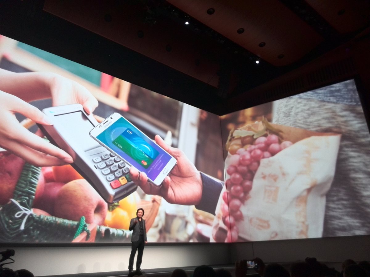 El presidente ejecutivo de Samsung, Injong Rhee, presenta el Samsung Pay. (Foto Prensa Libre: Brenda Martínez)