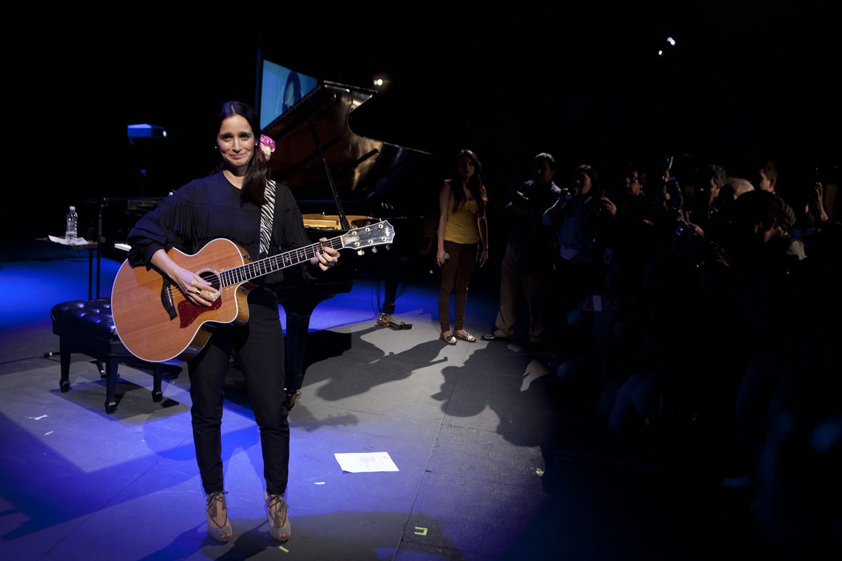 Julieta Venegas promociona el álbum Algo Sucede. (Foto Prensa Libre: AP)