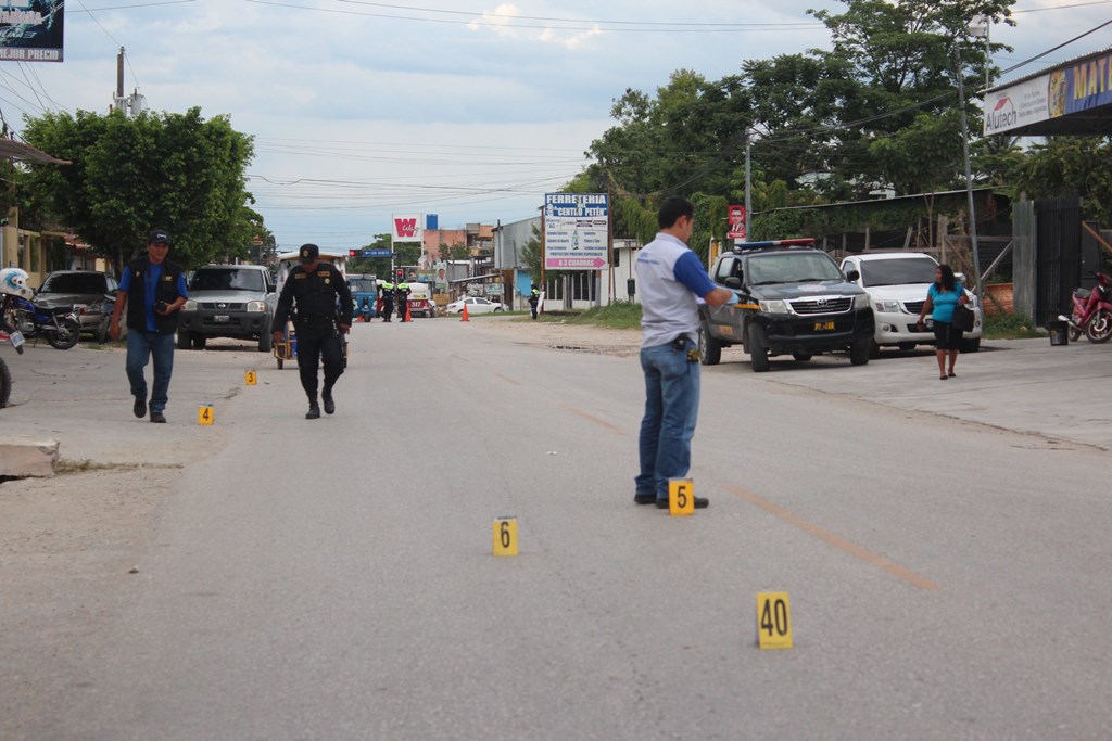 Hombres que se desplazaban en motocicleta dispararon contra comercio en Santa Elena, Flores, Petén, e hirieron a tres personas. (Foto Prensa Libre: Rigoberto Escobar)