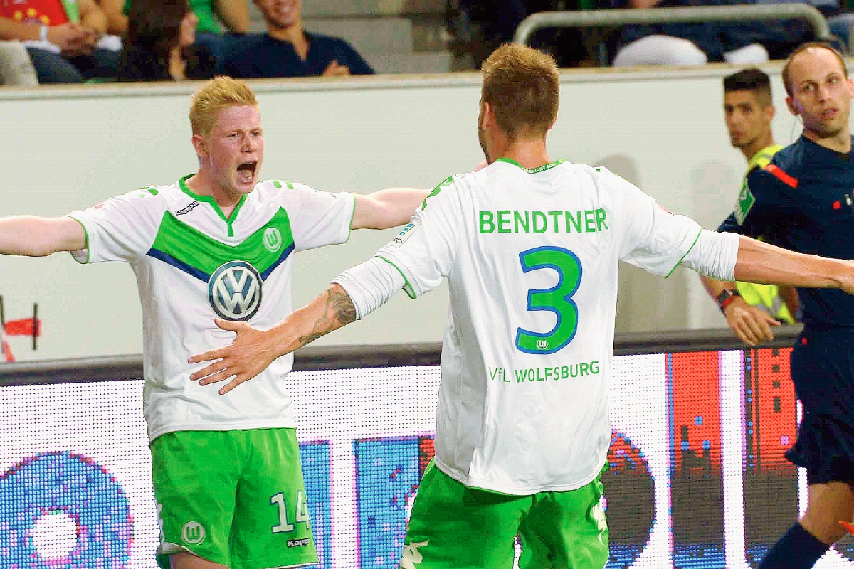 Los jugadores del Wolfsburgo celebran el gol que les dio el título. (Foto Prensa Libre: AFP)
