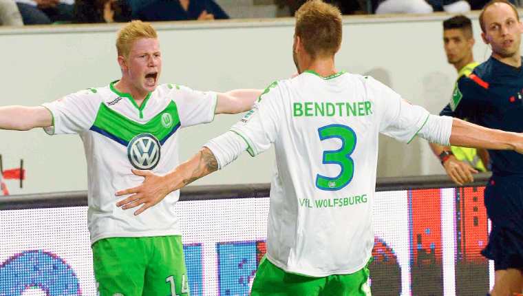 Los jugadores del Wolfsburgo celebran el gol que les dio el título. (Foto Prensa Libre: AFP)