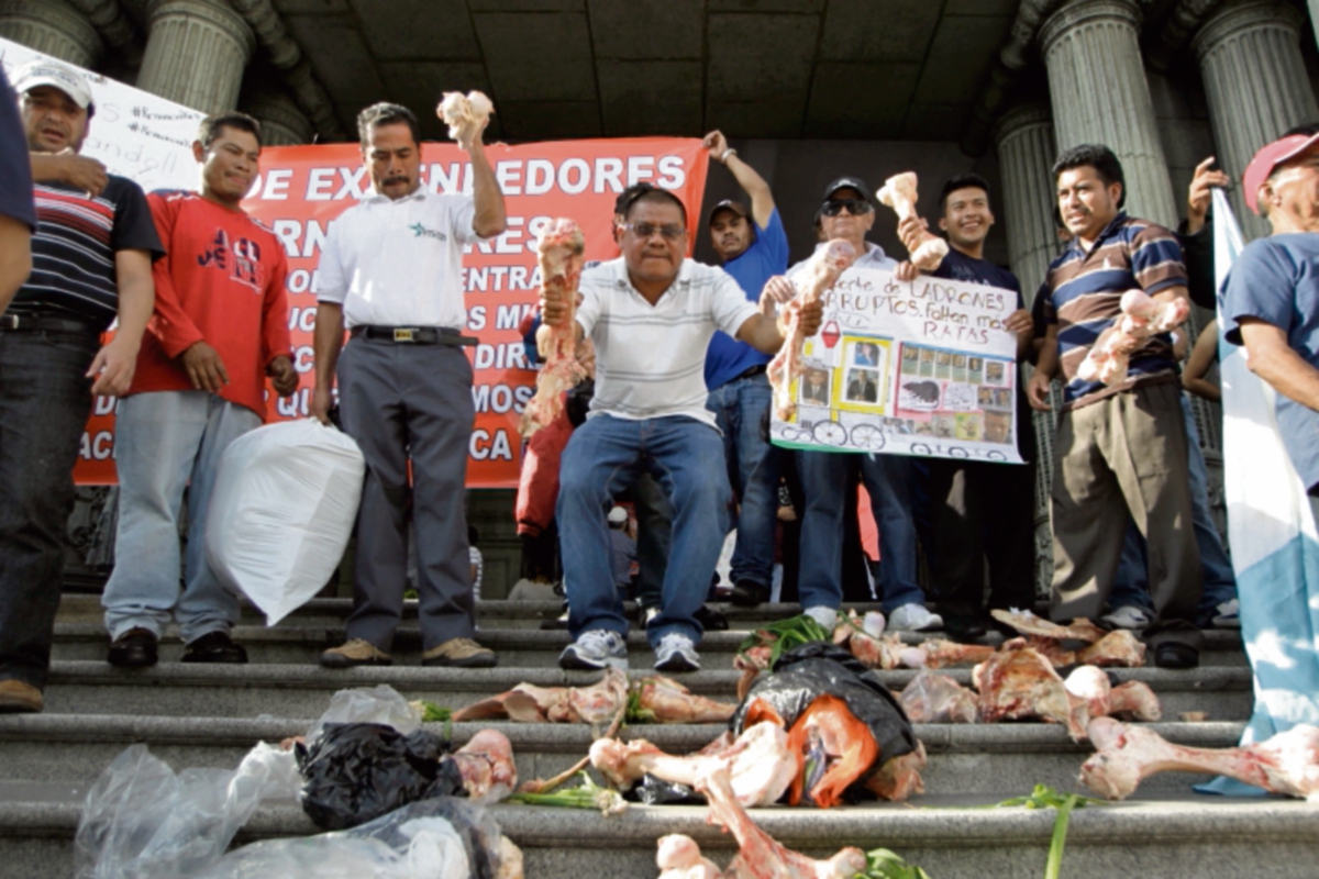 EXPENDEDORES DE carne protestaron durante el fin de semana, por los altos precios. (Foto Prensa Libre: EDWIN BERCIAN)