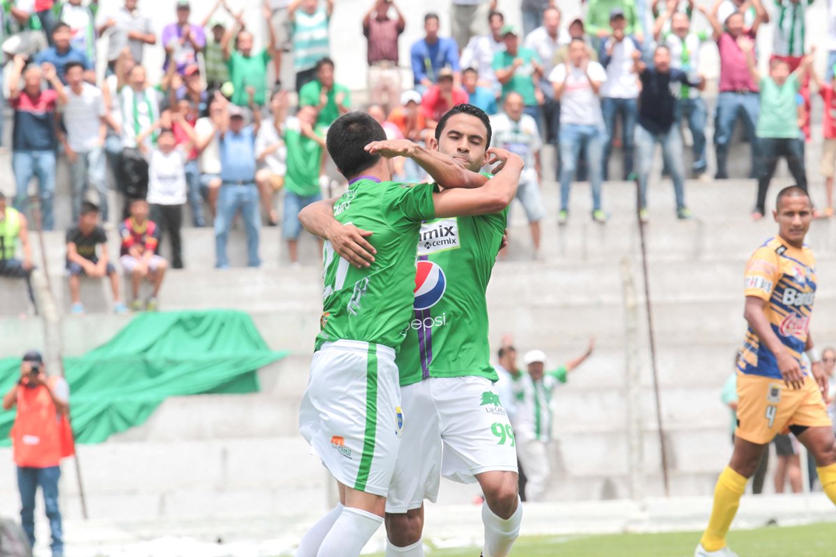 Archila celebra el gol del triunfo para los antigüeños. (Foto Prensa Libre: TodoDeportes)