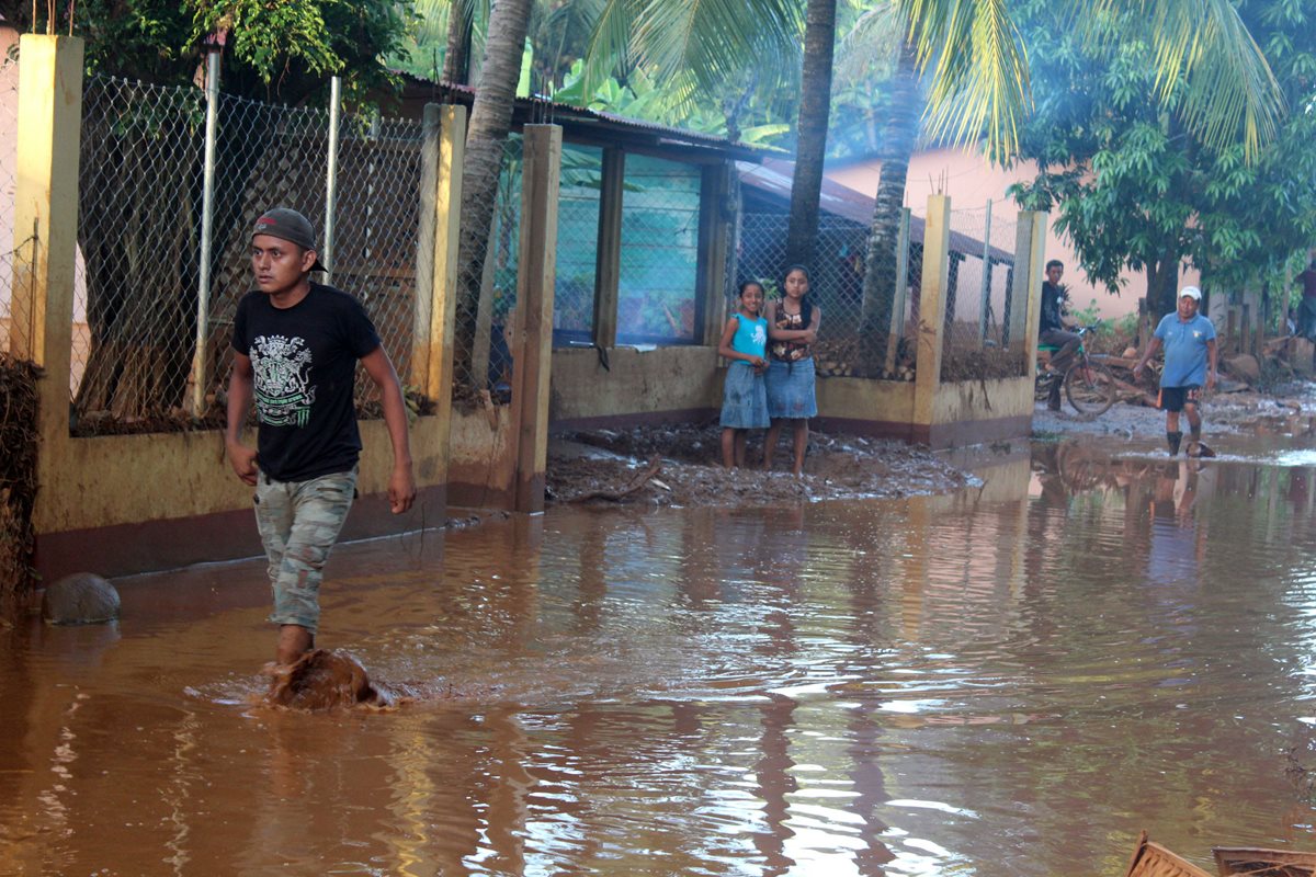 Vecinos afectados de comunidades de El Estor, Izabal, esperan ayuda luego de inundación. (Foto Prensa Libre: Edwin Perdomo)