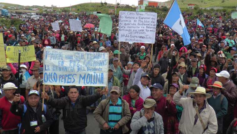 Cientos de pobladores de Santa Catarina Ixtahuacán, Sololá, salieron a manifestar contra Pérez Molina. (Foto Prensa Libre: A. Julajuj)