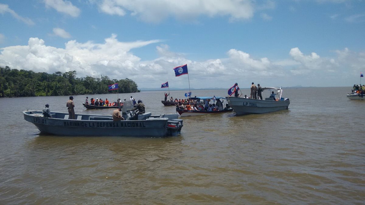 Una embarcación beliceña, con 180 tripulantes, intentó ocupar un islote en territorio guatemalteco. (Foto Prensa Libre: Ministerio de la Defensa)