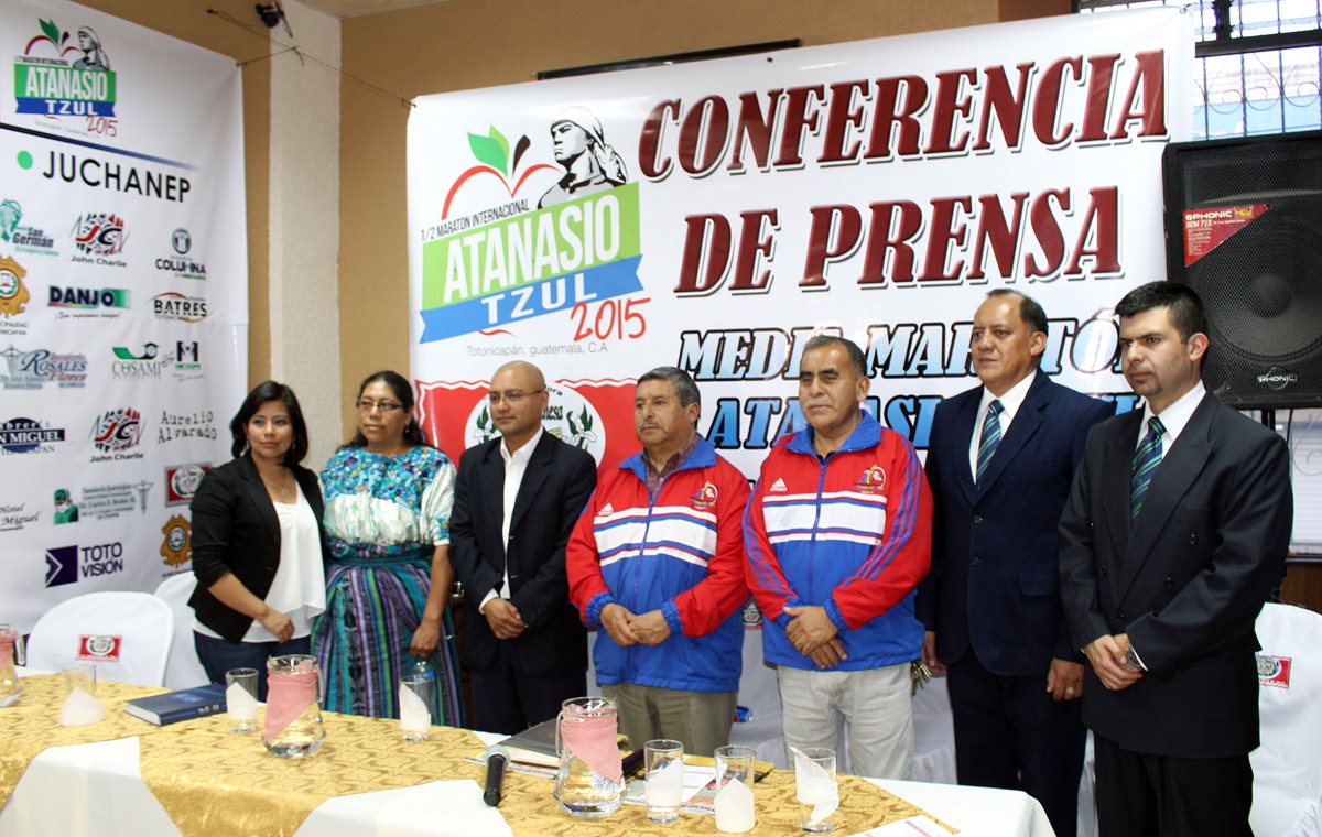 Los organizadores del medio maratón Atanasio Tzul, dieron detalles del evento. (Foto Prensa Libre: Carlos Ventura)