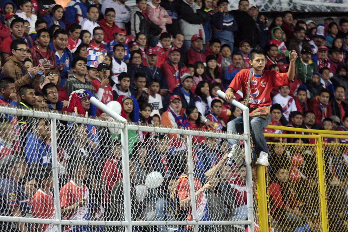 Los superchivos dieron todo para apoyar a su equipo. (Foto Prensa Libre: Carlos Ventura)