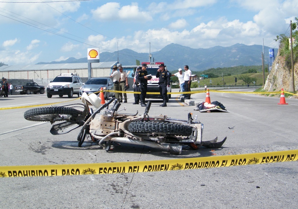 Autoridades del Ministerio Público llegaron al lugar donde ocurrió el accidente.(Foto Prensa Libre: H. Contreras)