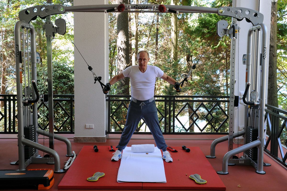 El presidente de Rusia, Vladimir Putin, muestra cómo se ejercita en sus tiempos libres. (Foto Prensa Libre: AFP).
