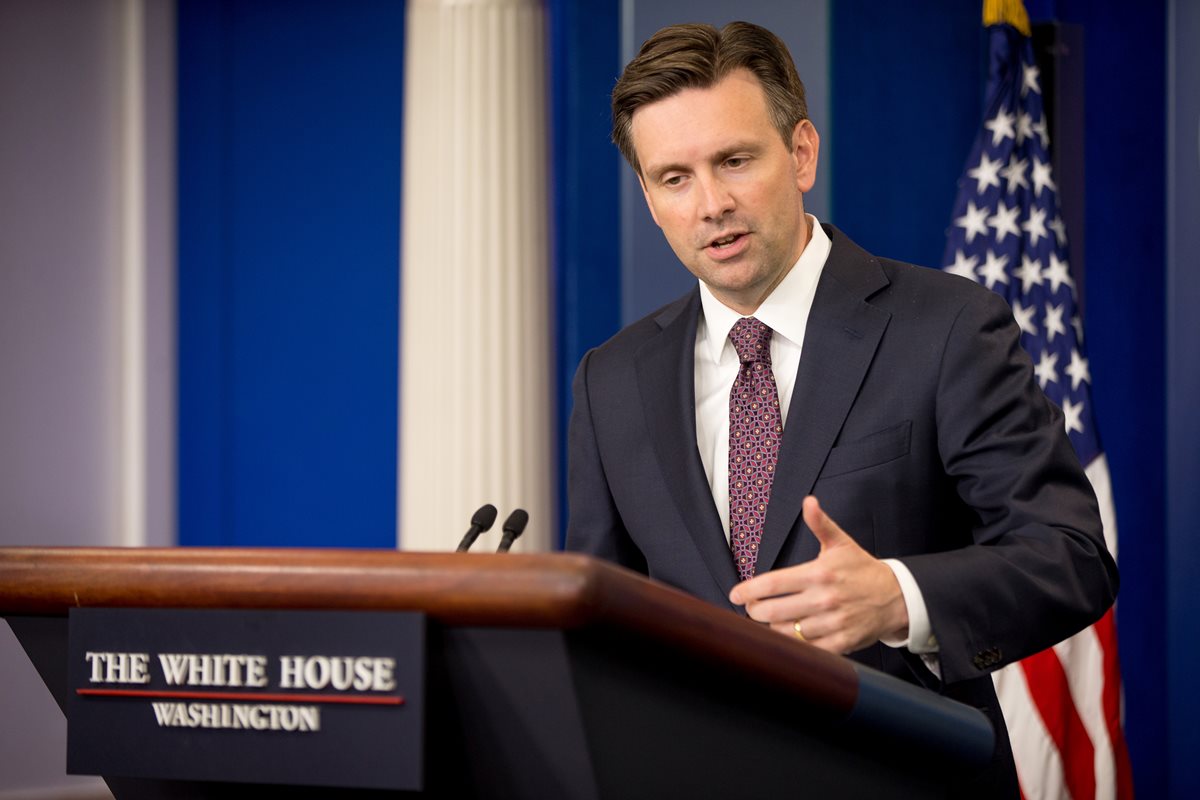 El portavoz de la Casa Blanca, Josh Earnest, en conferencia de prensa al dar el anuncio este jueves. (Foto Prensa Libre: AP).
