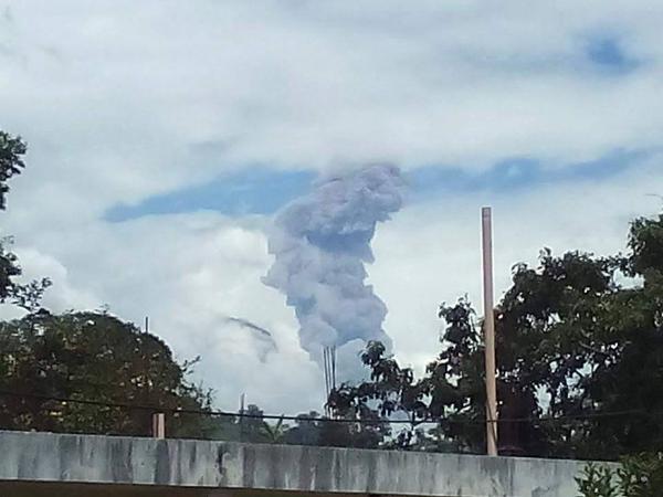 Pobladores de Quetzaltenango reportan una columna de humo en el volcán Santiaguito. (Foto Prensa Libre: Conred)