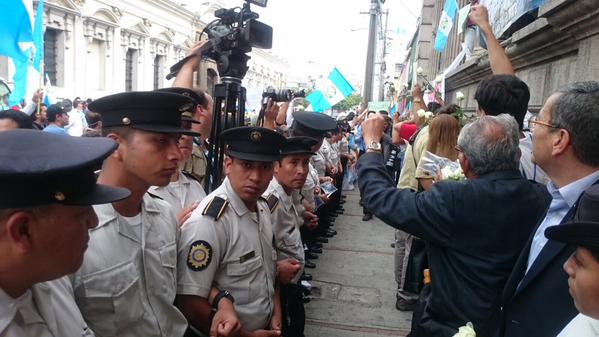 Policías y guatemaltecos hacen una barrera humana para permitir el ingreso de diputados al congreso. (Foto Prensa Libre: Mingob)